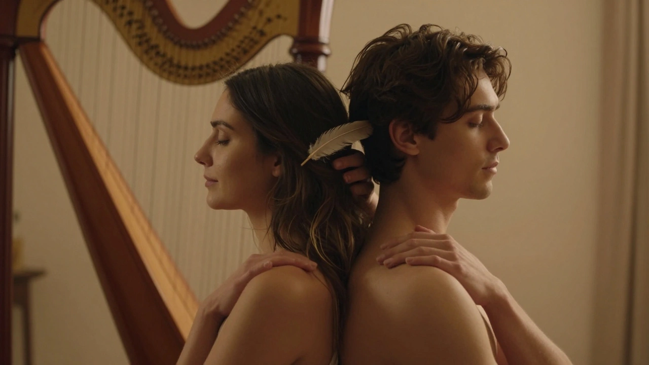 Dva partneři sedí zády k sobě, jemně se dotýkají bez očekávání, v klidné, tiché atmosféře.