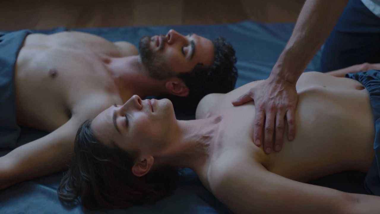 Pár leží vedle sebe během tantrické masáže, jejich dech je synchronizován a ruce se dotýkají.