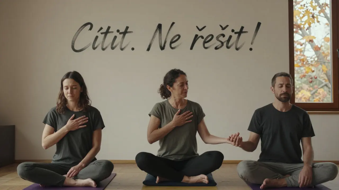 Lektor vedoucí páry v dýchací cvičení, jeden z nich pláče, druhý drží partnera za ruku.