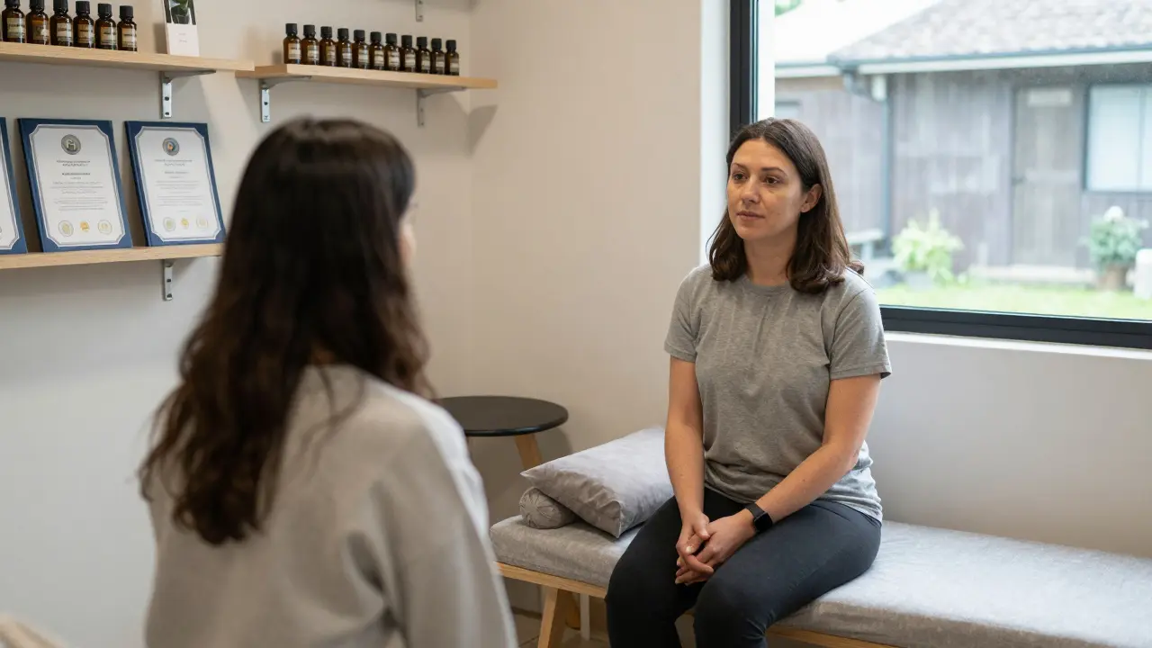 Terapeut poslouchá klienta v klidné konsultační místnosti s certifikáty na stěně.